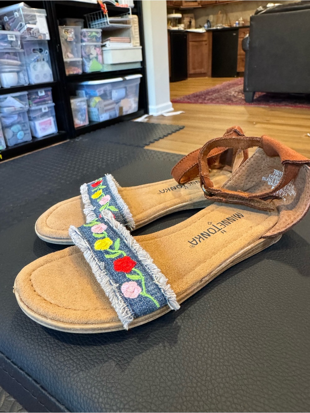Minnetonka girls evie sandals sz 11